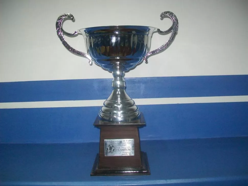 EL PREMIO. La copa que se entregará mañana al campeón del certamen. 