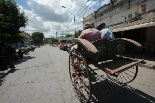 Persiguió a los que asaltaron a su hija y atrapó a uno de los ladrones