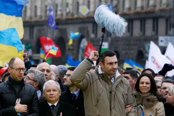 Miles de ucranianos piden la renuncia del presidente Yanukovich