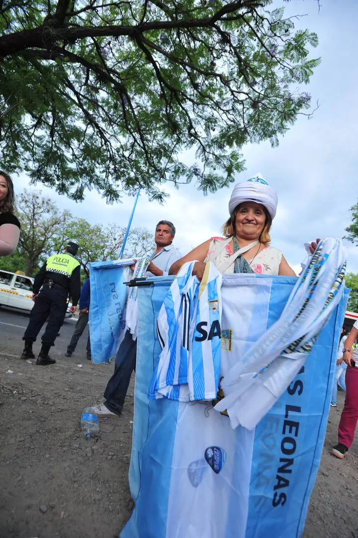 ALBICELESTE. Marta se apostó en la entrada del estadio a vender. Este mes comemos gracias a Las Leonas, celebró.  