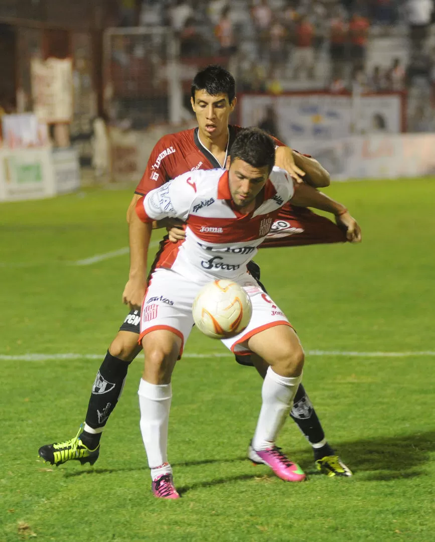 MUCHA ENJUNDIA. Luis Silba cubre la pelota ante la marca de Vera Oviedo. El 9 no tuvo una buena noche y fue sustituido. 