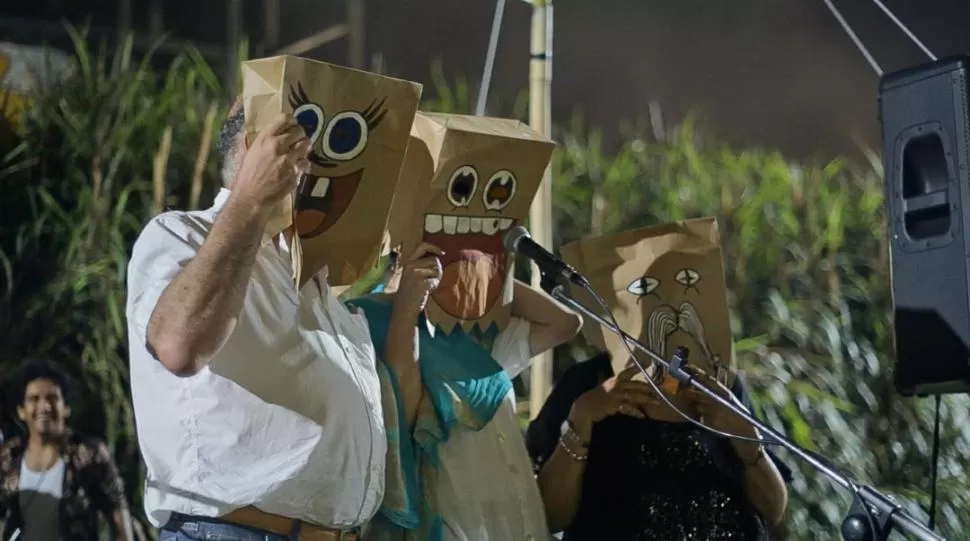  ROSTROS OCULTOS. El jurado jugó con el público antes de dar a conocer el resultado, en la fiesta del viernes. FOTO GENTILEZA DEL INSTITUTO NACIONAL DEL TEATRO