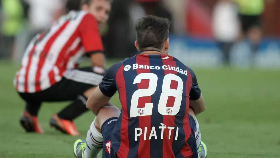 DECEPCION. Piatti resumen el sentimiento de los jugadores de San Lorenzo, que estuvieron tan cerca de la consagración. DYN