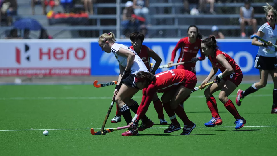 EMPUJE. Las jugadoras coreanas pusieron garra y logran empatar ante Alemania. LA GACETA / ANALÍA JARAMILLO