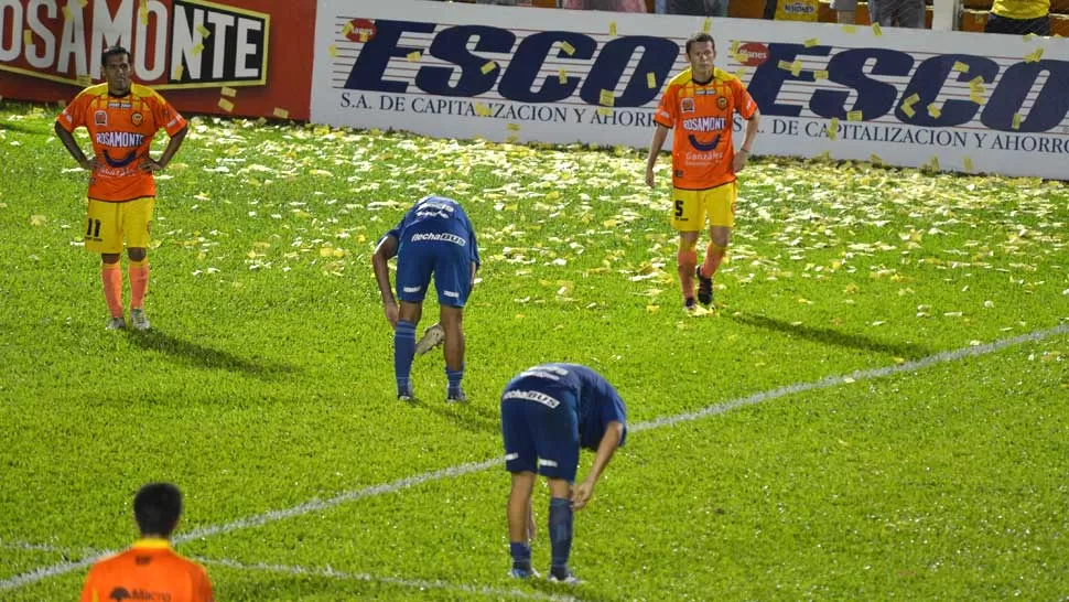 SIN CONSUELO. Los jugadores Decanos no pueden creer el partido que se les escapó. LA GACETA / FOTO GENTILEZA DE BLAS MARTINEZ