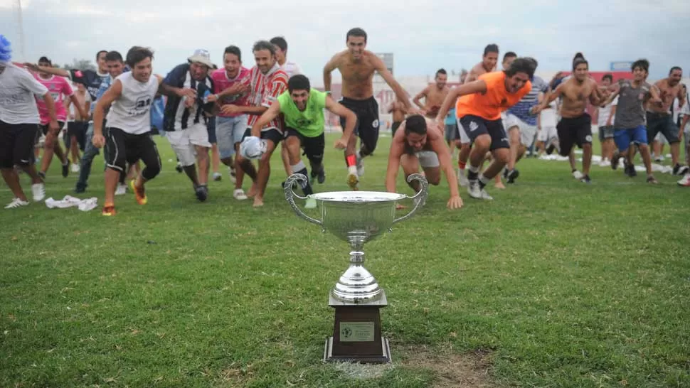 FESTEJO. Los jugadores del Marino celebraron junto a sus hinchas la histórica consagración. LA GACETA / ANTONIO FERRONI