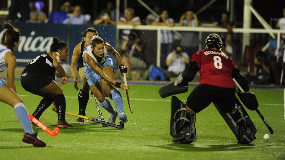 CON TODO. Las Leonas se impusieron en el segundo tiempo. LA GACETA /  JORGE OLMOS SGROSSO