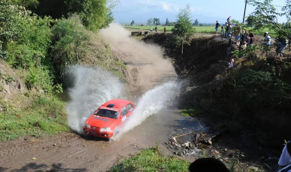 TRABAJO PERFECTO. El andar del VW Gol de Ricardo Collado (h) prácticamente no tuvo fisuras durante la primera etapa. El piloto buscará hoy no solo la victoria, sino también el campeonato en la clase A-7. 