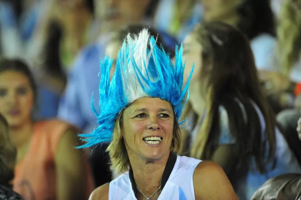 TODAS CON LAS LEONAS. La mamá de Carla Rebecchi (arriba) se hizo notar. En las tribunas hubo sonrisas... y nervios. 