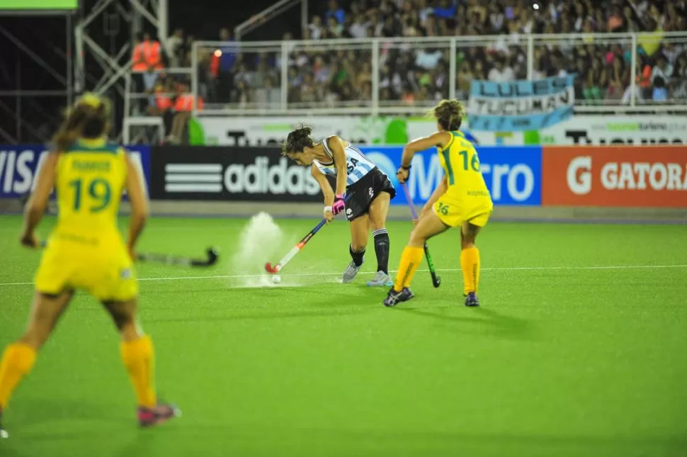 JUGADA DE CÓRNER. La mendocina Silvina D'Elía saca el remate, ante la presencia expectante de la australiana Kellie White. LA GACETA / FOTO DE DIEGO ARÁOZ