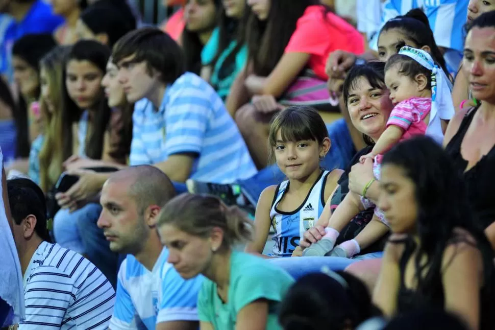 FELICES. Agustina, su mamá, Gabriela; y su hermanita, Briana, en el estadio. 