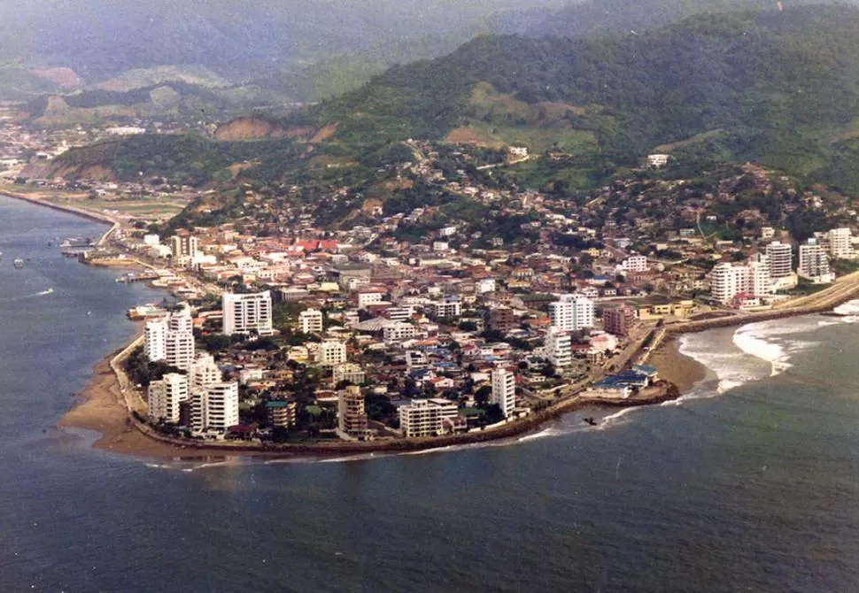 LA NATURALEZA SORPRENDE. El mar, rocas inmensas y paisajes llenos de sorpresas esperan a los turistas en las interminables playas ecuatorianas.
 LAHORA.COM.EC