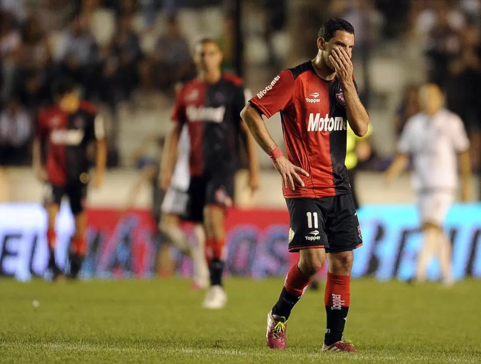 NOCHE NEGRA. Maximiliano Rodríguez, uno de los símbolos de Newell´s, no encuentra la explicación a la derrota. 