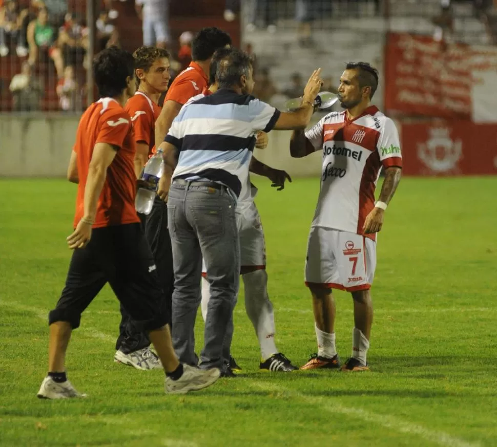 BRINDANDO INDICACIONES. El entrenador Juan Amador Sánchez charla con el Ratón Ibáñez durante un alto del partido. 