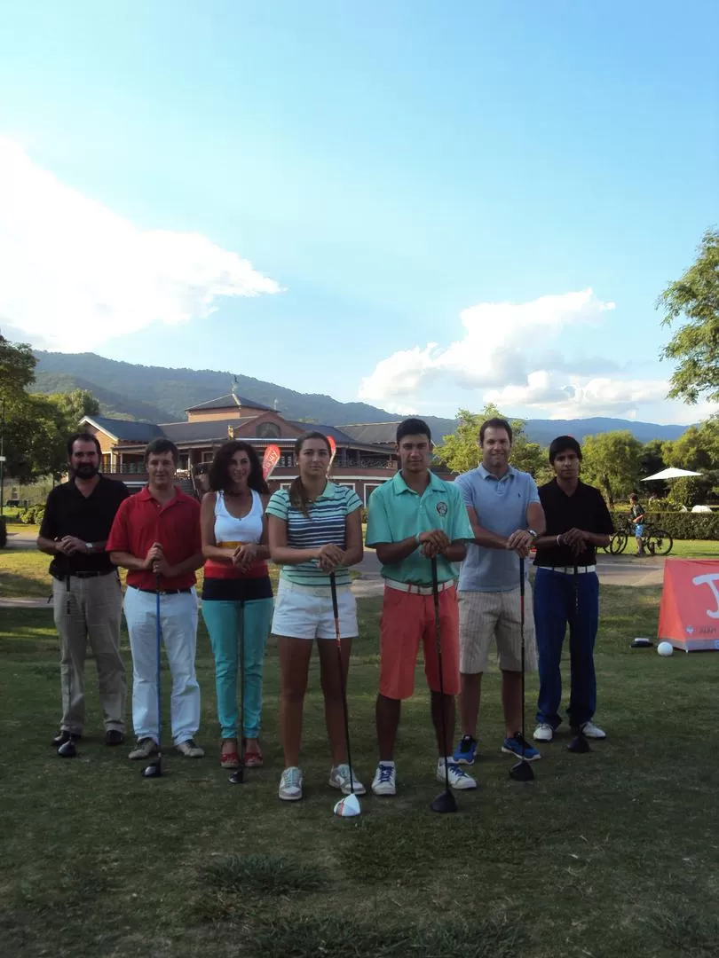 GRAN FINAL DE AÑO. Los Scratch Valentina Curet y Martín Contini (adelante), rodeados de los otros reyes de categorías 