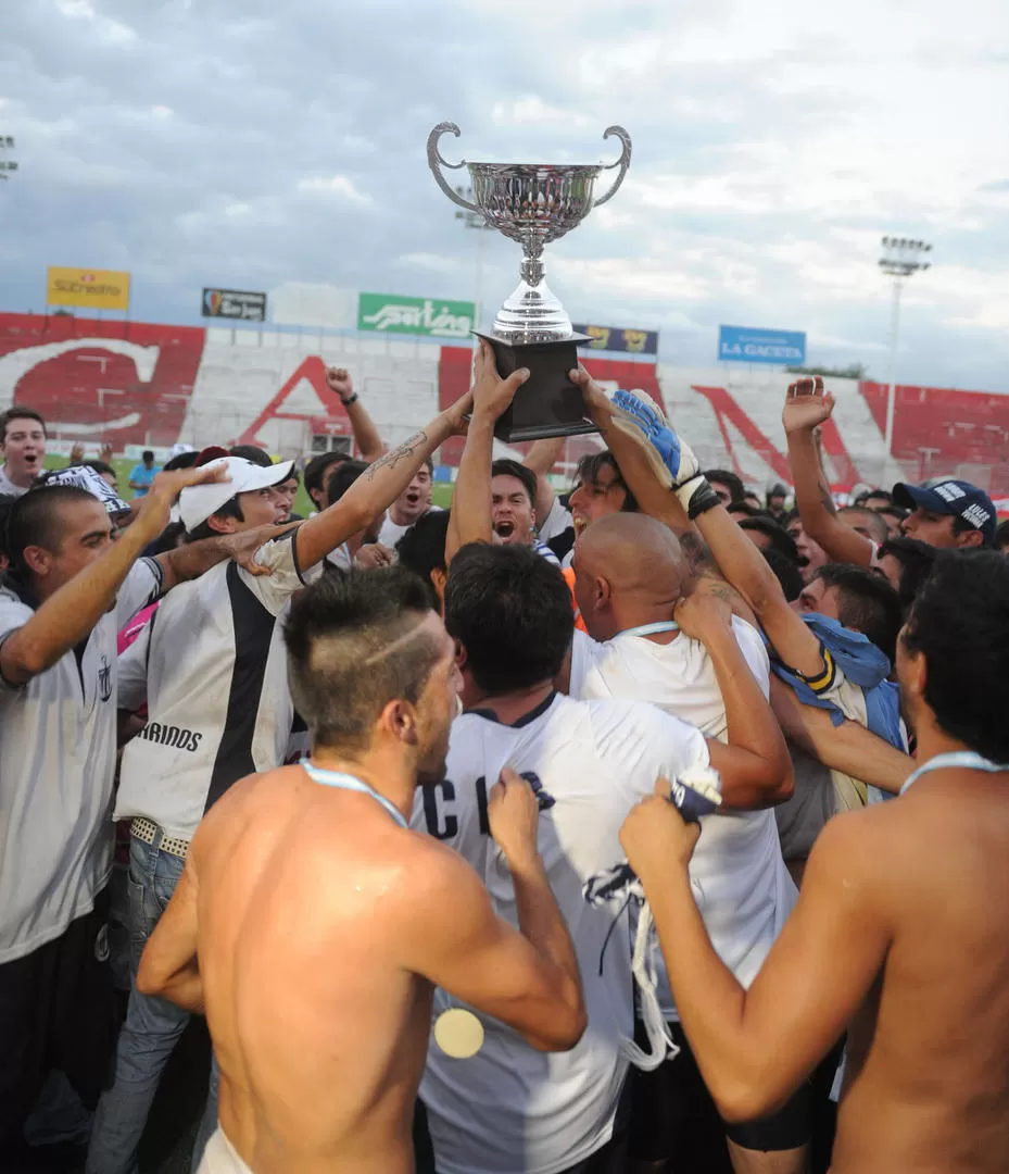 INOLVIDABLE. Los jugadores de Brown levantan la copa que se adjudicaron.