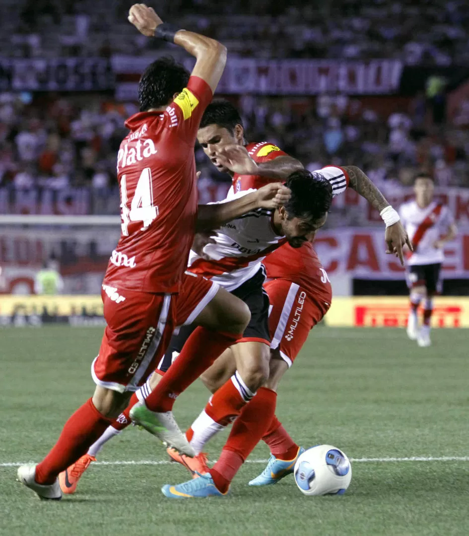 CON TODO. Juan Menseguez deja en el camino a Palomino (14) y a Mirabaje. 