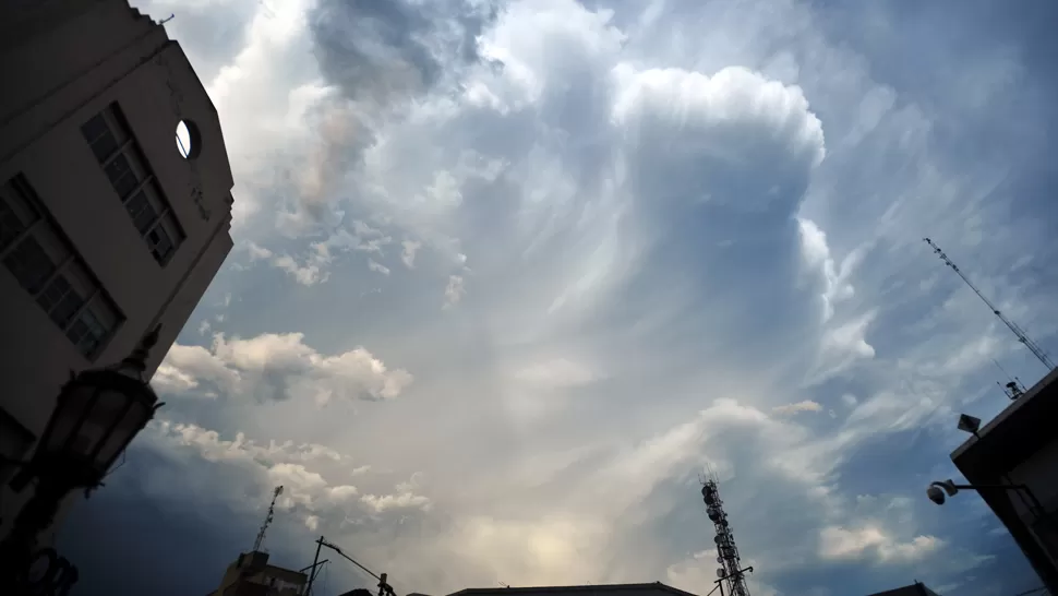 TARDE CUBIERTA. Así se tornó el cielo por el intenso viento. LA GACETA / FOTO DE DIEGO ARÁOZ