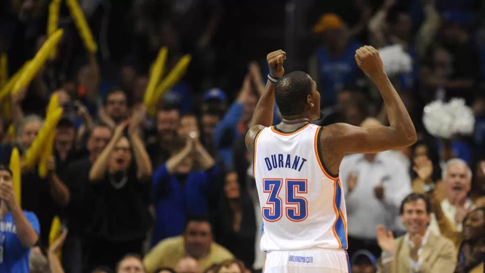 SIEMPRE LIDER. Otra vez la responsabilidad cayó en las manos de Durant, la estrella de los Thunder. REUTERS