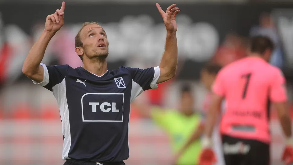 FESTEJO CELESTIAL. Zapata mira al cielo luego de abrir el marcador para Independiente. TELAM