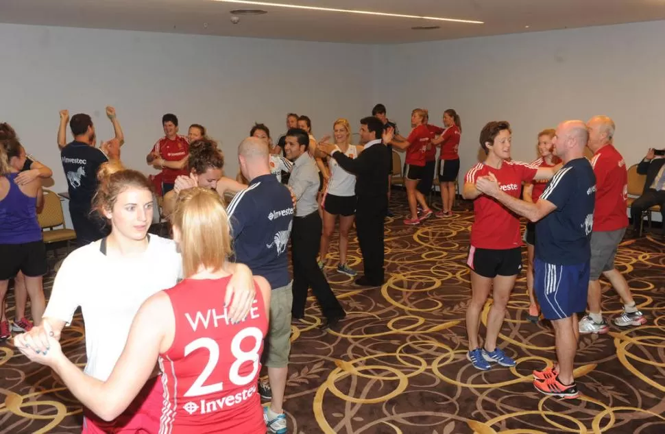 AL COMPÁS DEL 2X4. Además del plantel británico participaron los integrantes del cuerpo técnico. Todos atentos a las indicaciones de los profesores de tango. LA GACETA / FOTOS DE ANTONIO FERRONI