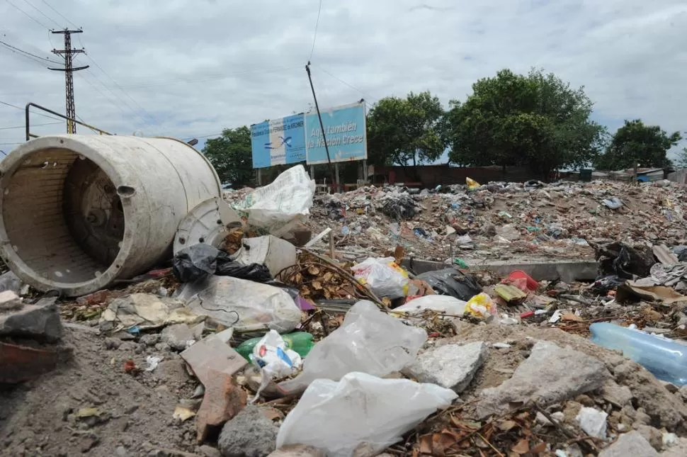 PELIGRO. En avenida Kirchner al 3.100, el canal entubado tiene la losa peatonal rota hace más de un año. LA GACETA / FOTOS DE FRANCO VERA