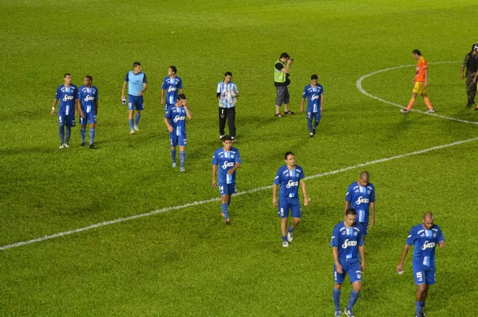 CABIZBAJOS. Lucchetti, Acosta, Valdez, Barrado, Carabajal y Malagueño, se retiran del estadio tras el empate. Los capitanes acatarían un potencial paro. 