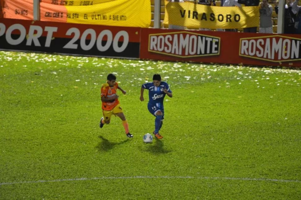 NO PUDO AYUDAR. Valdez, quien controla la pelota, entró en el segundo tiempo, pero no logró contener a los locales. 