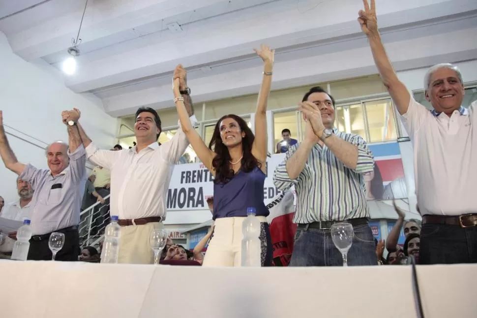 CON LOS BRAZOS EN ALTO. Parrilli y Capitanich acompañaron a Ledesma Abdala y a Zamora en los festejos por la obtención de la Gobernación. TELAM 