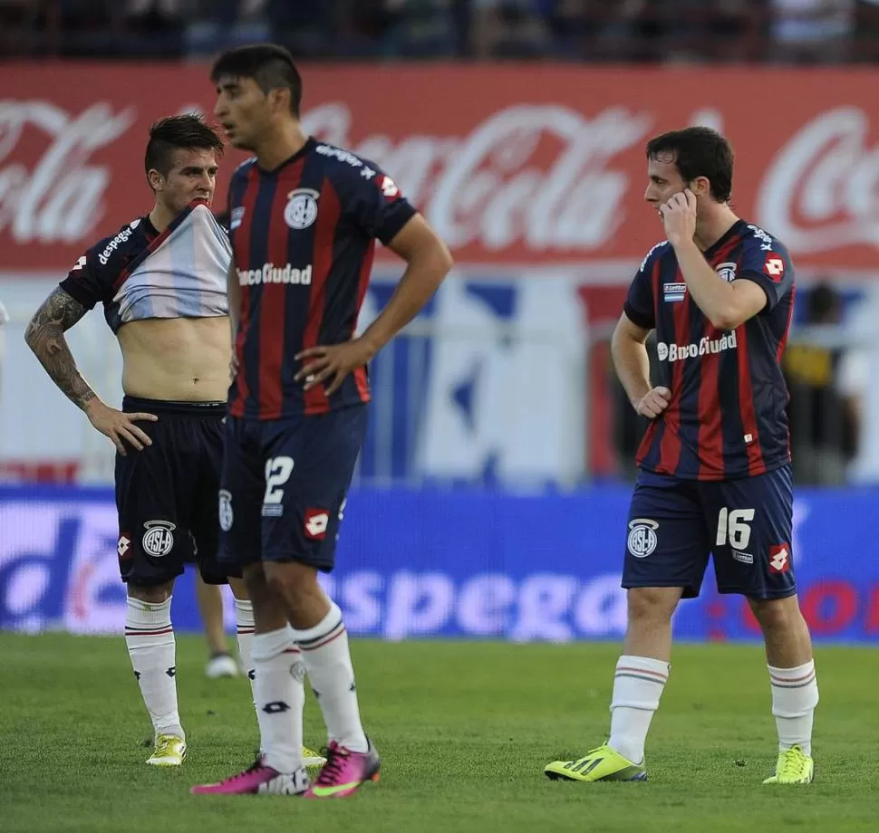 NO LO PUEDEN CREER. San Lorenzo dejó escapar la chance de gritar campeón. Buffarini, Ruiz y Elizari se lamentan. 