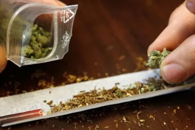 Con los ojos perdidos, sentados en la plaza