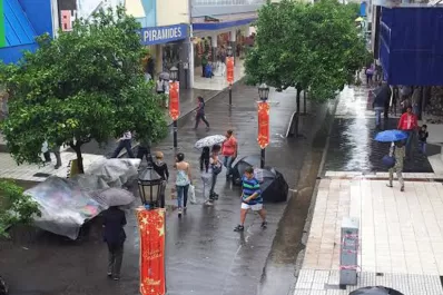 Tucumán amaneció con cielo gris, lluvia y fuertes ráfagas de viento