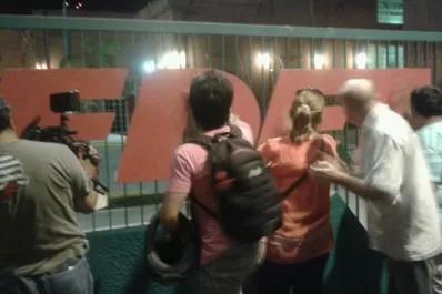 Tras horas sin luz, protestaron frente a las oficinas de EDET