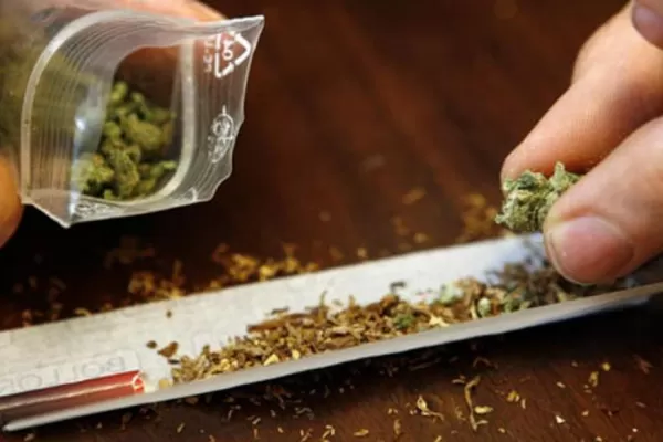 Con los ojos perdidos, sentados en la plaza