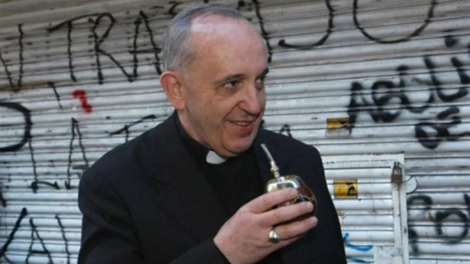 CON LOS DESPOSEÍDOS. Antes de ser Papa, Jorge Bergoglio tenía costumbre de acercarse a los pobres. LA GACETA