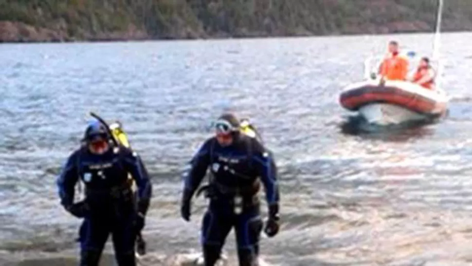 DESGRACIA. Los buzos, trabajando en el Lago Puelo. FOTO TOMADA DE DIARIO DE RÍO NEGRO