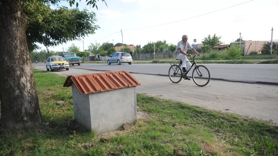 EL RECUERDO, LA ADVERTENCIA. Las grutas que recuerdan a las víctimas aparecen a lo largo de la ruta 329 e indican la peligrosidad del camino. LA GACETA / FOTOS DE OSVALDO RIPOLL