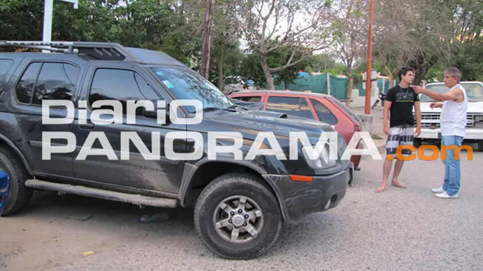 ATEMORIZADO. El padre de la nena dialoga con un familiar junto a su camioneta. FOTO TOMADA DE DIARIOPANORAMA.COM