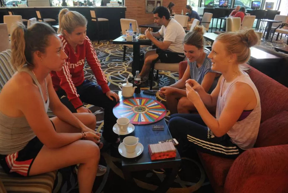 LAS CHICAS SÓLO QUIEREN DIVERTIRSE. Las jugadoras inglesas optaron por pasar el día de descanso en el hotel, con juegos de mesa, té o gaseosas. Otras más valientes fueron a la pileta o hicieron yoga  LA GACETA / FOTO DE ANTONIO FERRONI