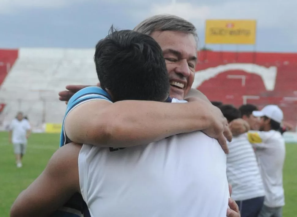 EMOCION. Alberto Marti celebró como nunca esta obtención de Almirante Brown. 