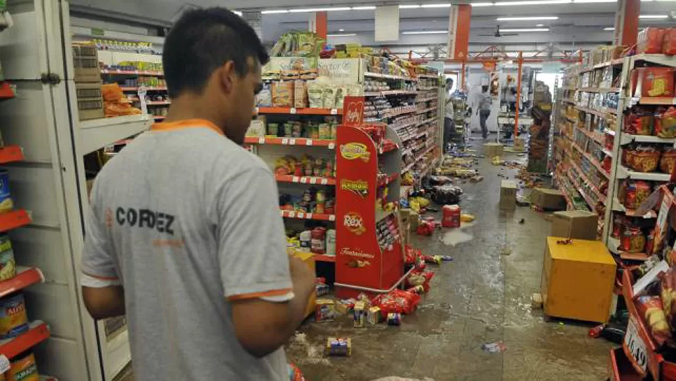 LAMENTABLE POSTAL. Los saqueadores se llevaron bebidas alcohólicas y hasta las cajas registradoras. FOTO TOMADA DE LAVOZ.COM.AR / ANTONIO CARRIZO