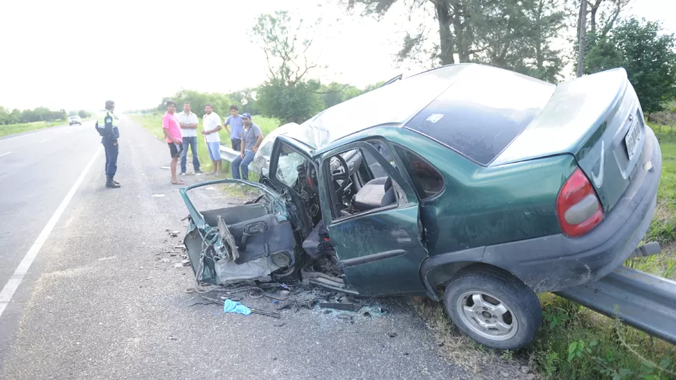 DURO IMPACTO. Así quedó el Corsa en el viajaba el policía. LA GACETA / FOTO DE OSVALDO RIPOLL