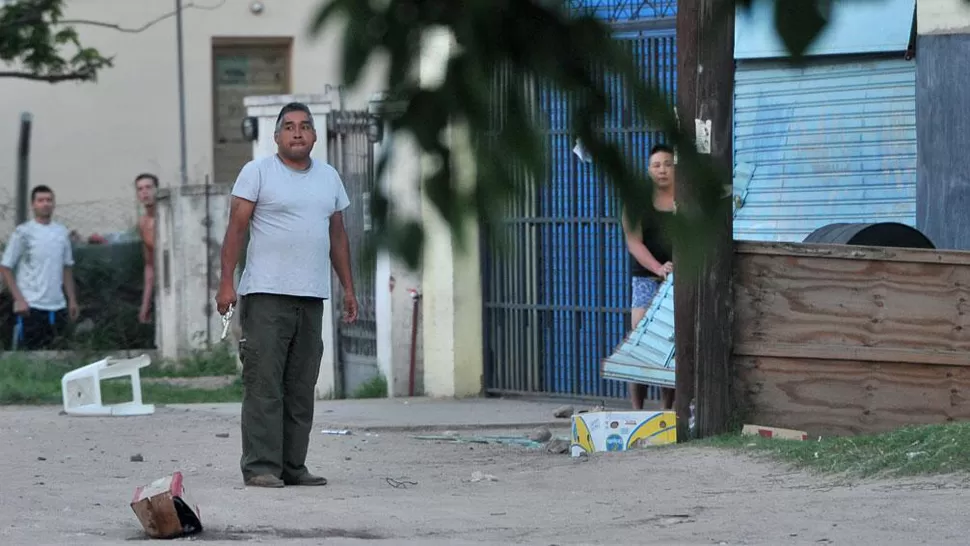 DISPUESTO A TODO. Un hombre armado, en la puerta de un súper chino, se prepara para defenderse de un posible saqueo. FOTO DE ANTONIO CARRIZO, TOMADA DE TWITTER