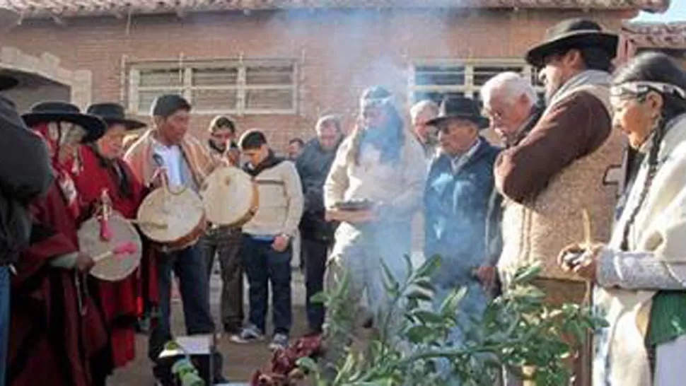 CELEBRACIÓN. Durante la ceremonia se ofrece un homenaje a la Madre Tierra. FOTO TOMADA DE AMAICHADELVALLE.COM