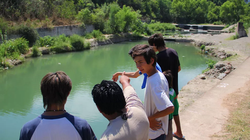 LAMENTABLE. Pobladores de la zona de Las Yungas muestran el lugar donde se encontró el cuerpo. LA GACETA / ÁLVARO MEDINA