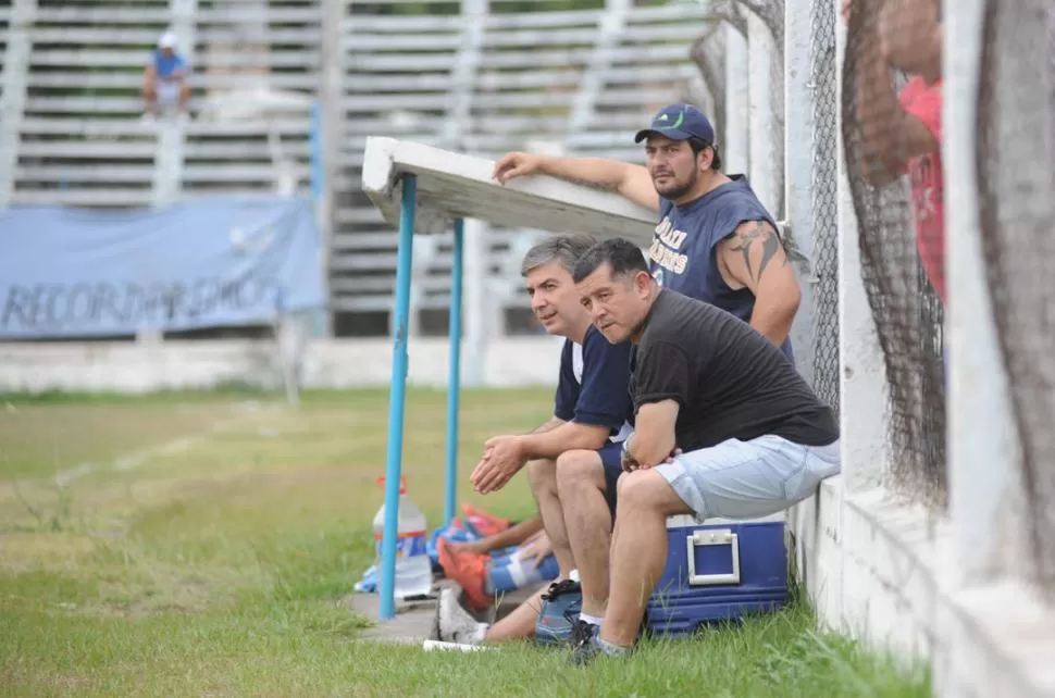 PRENDE VELAS. El DT Jorge Salas está preocupado por las lesiones. 