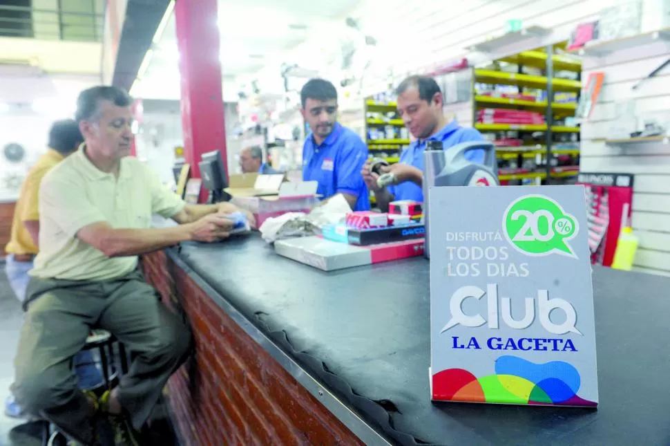 CON LA TARJETA. Si estás pensando en viajar y necesitás poner a punto tu auto, andá a Mipol Repuestos y presentá tu tarjeta de socio del Club. la gaceta / foto de antonio ferroni 