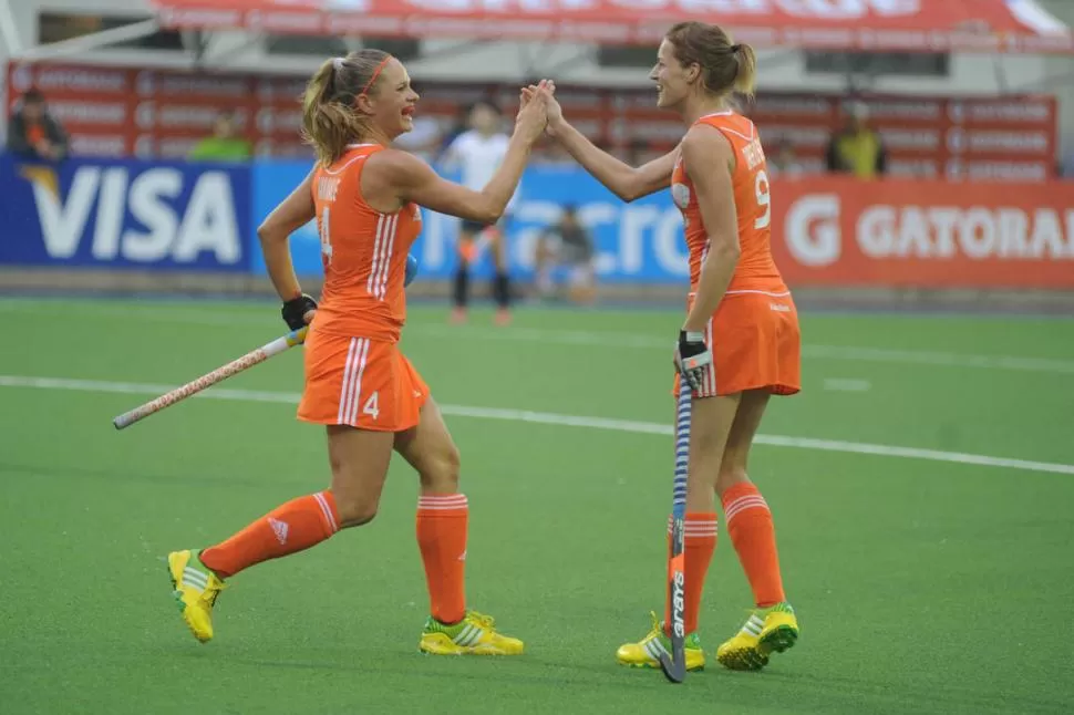 CHOQUE DE MANOS. Van Male (izquierda) marcó el segundo gol de las holandesas y lo celebra junto con Van der Heuvel. 