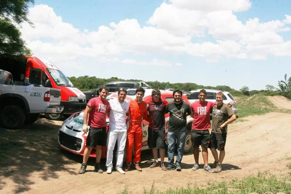 TRABAJO CONJUNTO. Samir Assaf (3° desde la izquierda) y su navegante (5°), junto con miembros del equipo Solís. 