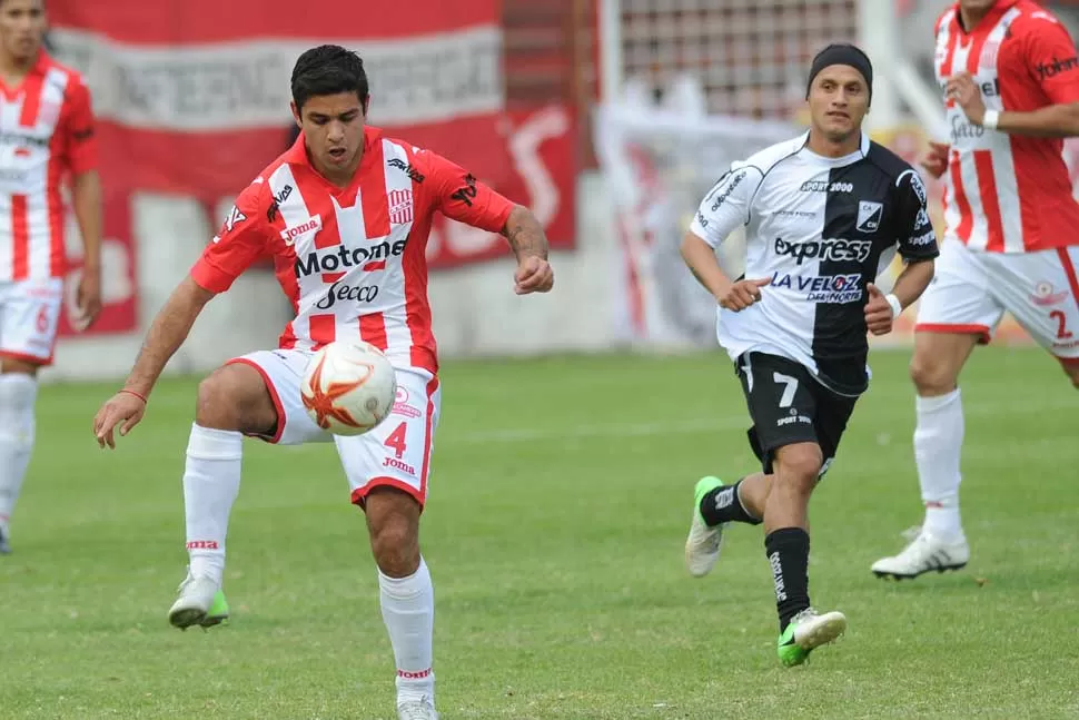 LE SIENTA BIEN. Alfonso jugó su único partido como titular ante el Cuervo salteño, pero en La Ciudadela. ARCHIVO LA GACETA / HECTOR PERALTA